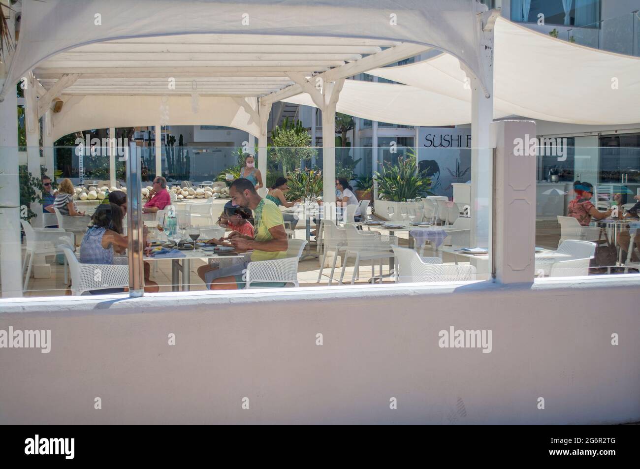 Diners enjoying outside dining at the El Secreto Lounge Restaurant in Mar de Cristal, Murcia, Spain Stock Photo