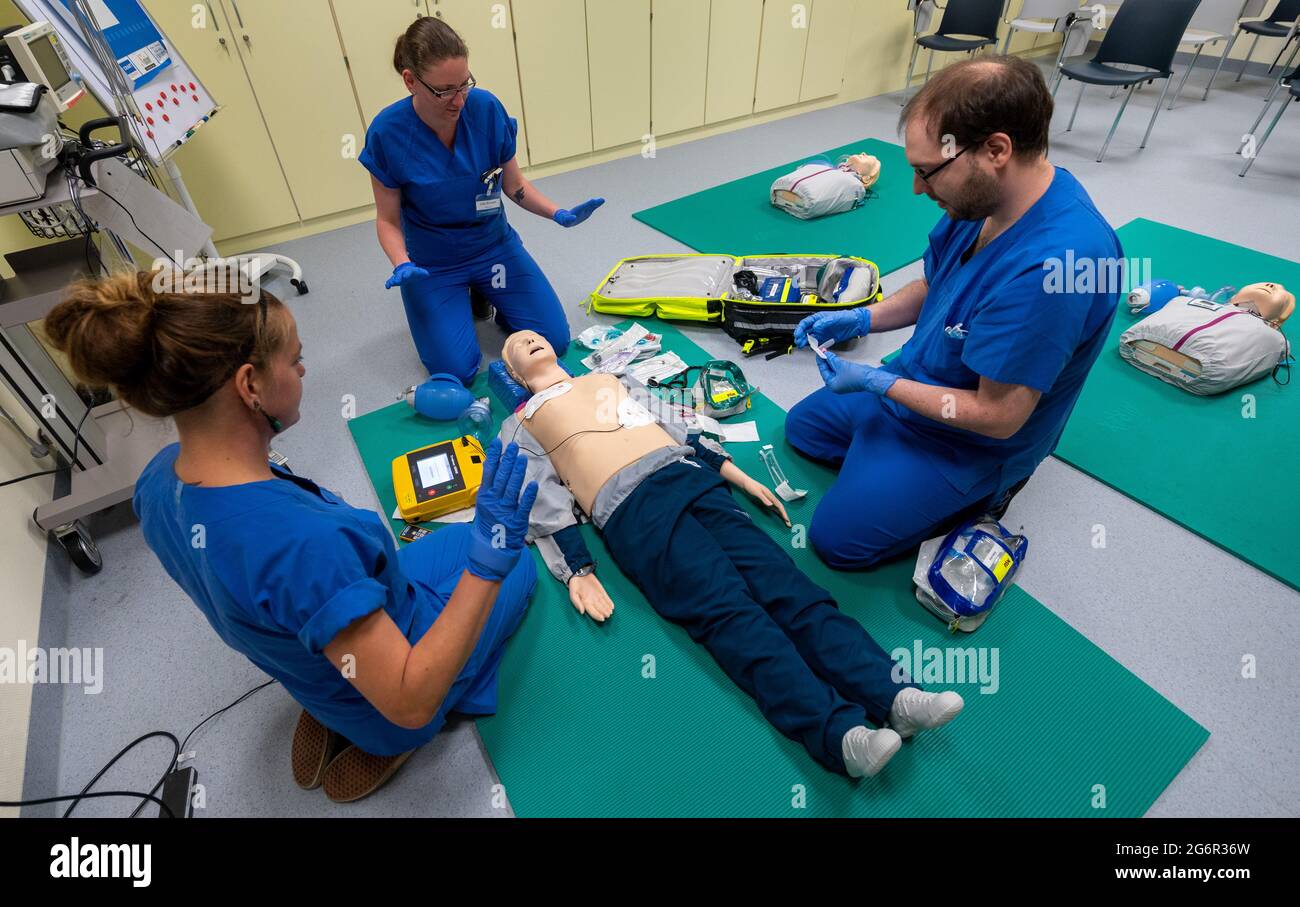 06 July 2021, Saxony, Chemnitz: Prospective medical students Sylvi 