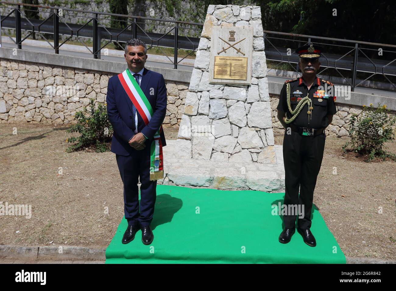 Cassino, Italy, July 7, 2021. Mayor Enzo Salera and Commander General Manoj Mukund Naravane inaugurate a memorial stone in homage to the Indian Fallen of the Second World War Stock Photo
