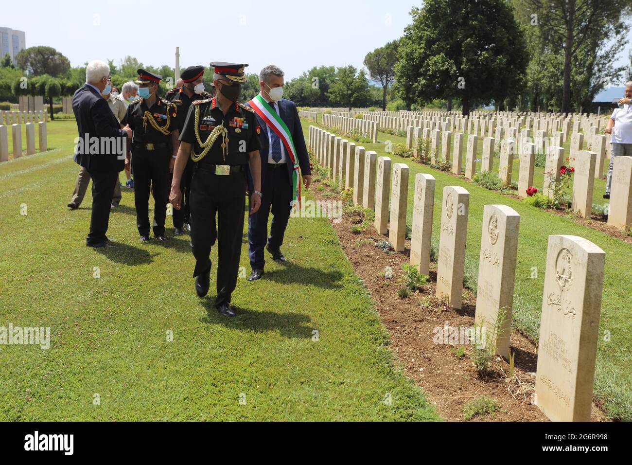 Cassino, Italy, July 7, 2021. Mayor Enzo Salera and Commander General Manoj Mukund Naravane pay tribute to the Indian Fallen of the Second World War buried in the Commonwealth Cemetery, Cassino, Italy Stock Photo