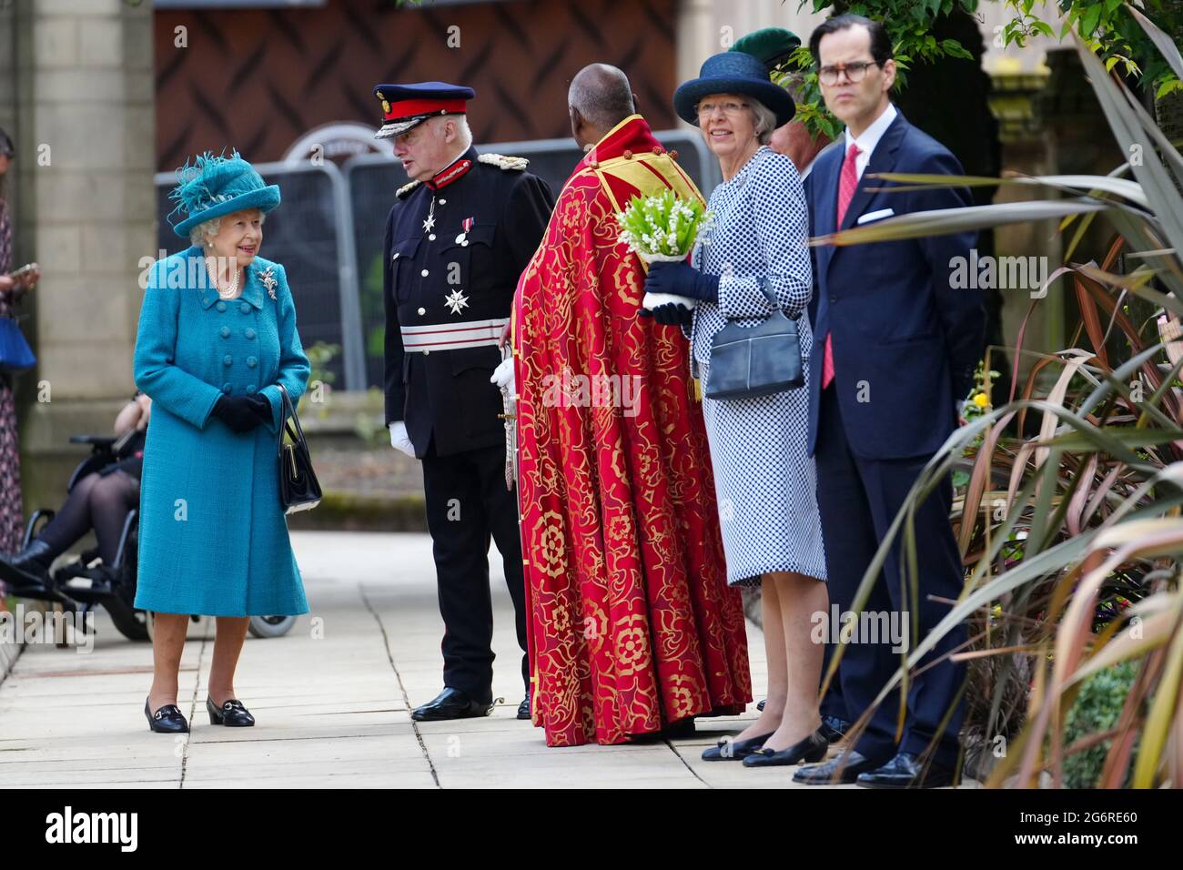 Britain's Queen Elizabeth speaks with Dean of Manchester, Rogers Govender, and guests during a visit to Manchester Cathedral, in Manchester, Britain, July 8, 2021. Christopher Furlong/Pool via REUTERS Stock Photo