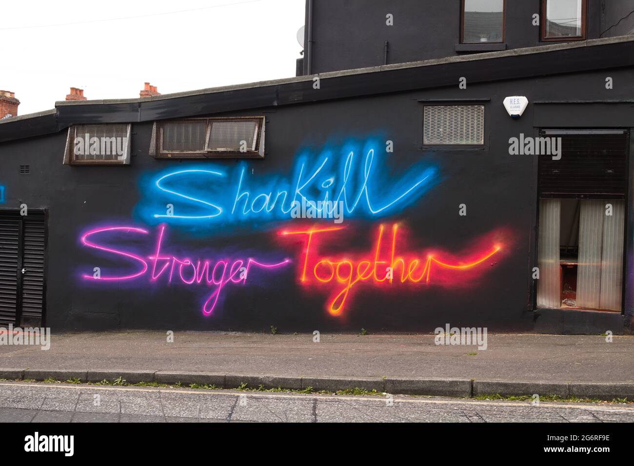 Shankill Stronger Together mural art by Dan Kitchener on Enfield Street, Belfast 2021 Stock Photo