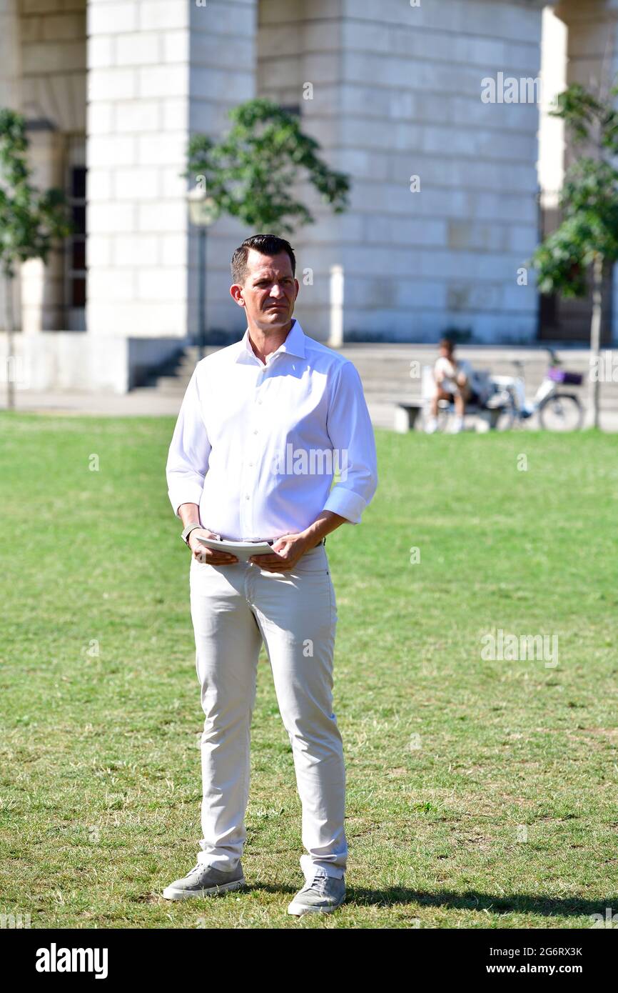 Vienna, Austria. 8th July, 2021. Press conference with Federal Minister Wolfgang Mückstein at Heldenplatz in Vienna on July 8th, 2021. Topic: Extreme heat wave in Austria - the effects of the climate crisis on our health, life and limb. Stock Photo