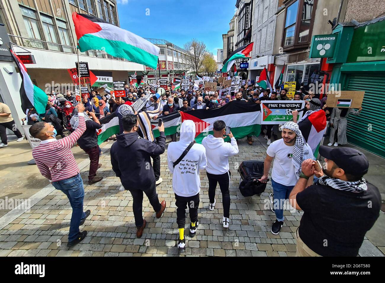 Pictured: Palestinian and local people hold a rally in Swansea, Wales, UK. Sunday 16 May 2021 Re: Palestinian people, joined by local supporters have Stock Photo