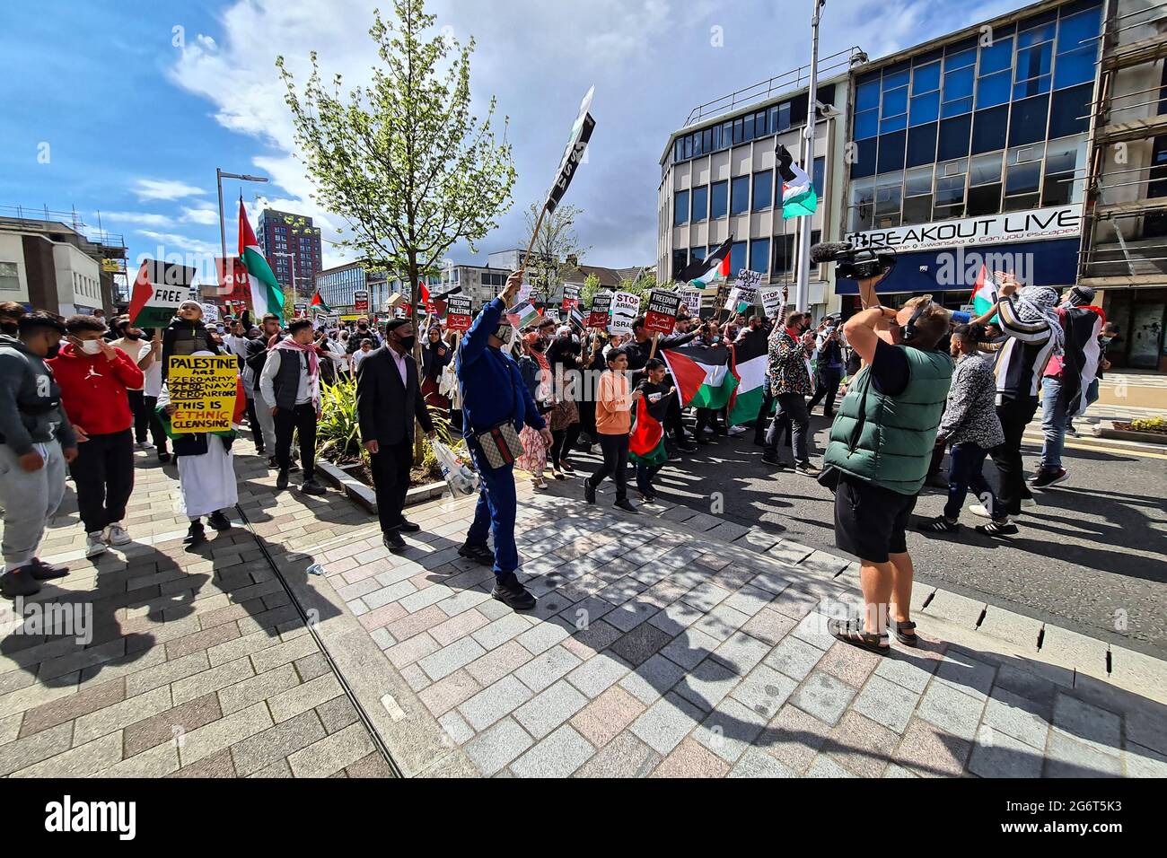 Pictured: Palestinian and local people hold a rally in Swansea, Wales, UK. Sunday 16 May 2021 Re: Palestinian people, joined by local supporters have Stock Photo