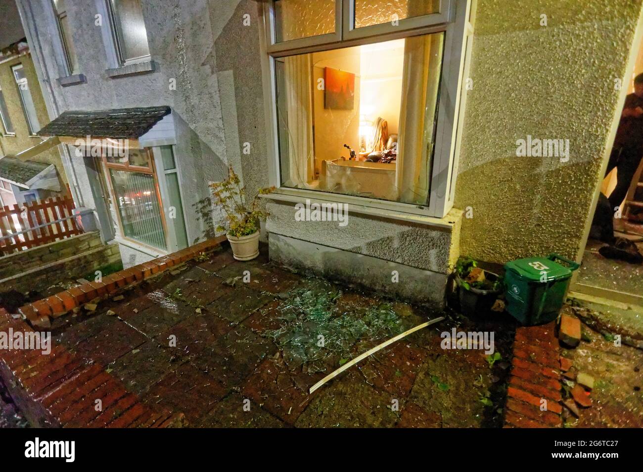 Pictured: The smashed front window outside the house of Adam Romain in Waun-Wen Road in the Mayhill area of Swansea, Wales, UK. Thursday 20 May 2021 R Stock Photo