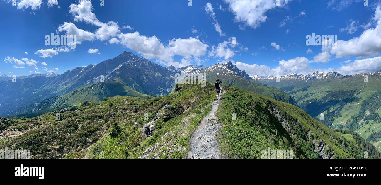 Wanderin auf dem Glaser Grat am Glaspass, Kanton GraubŸnden, Schweiz Stock  Photo - Alamy