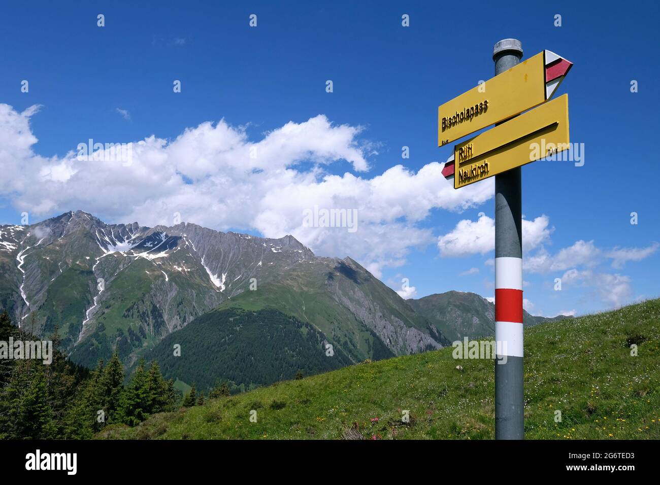 Hinweisschilder fŸr Wanderer am Bischolapass im Kanton GraubŸnden, Schweiz. Stock Photo