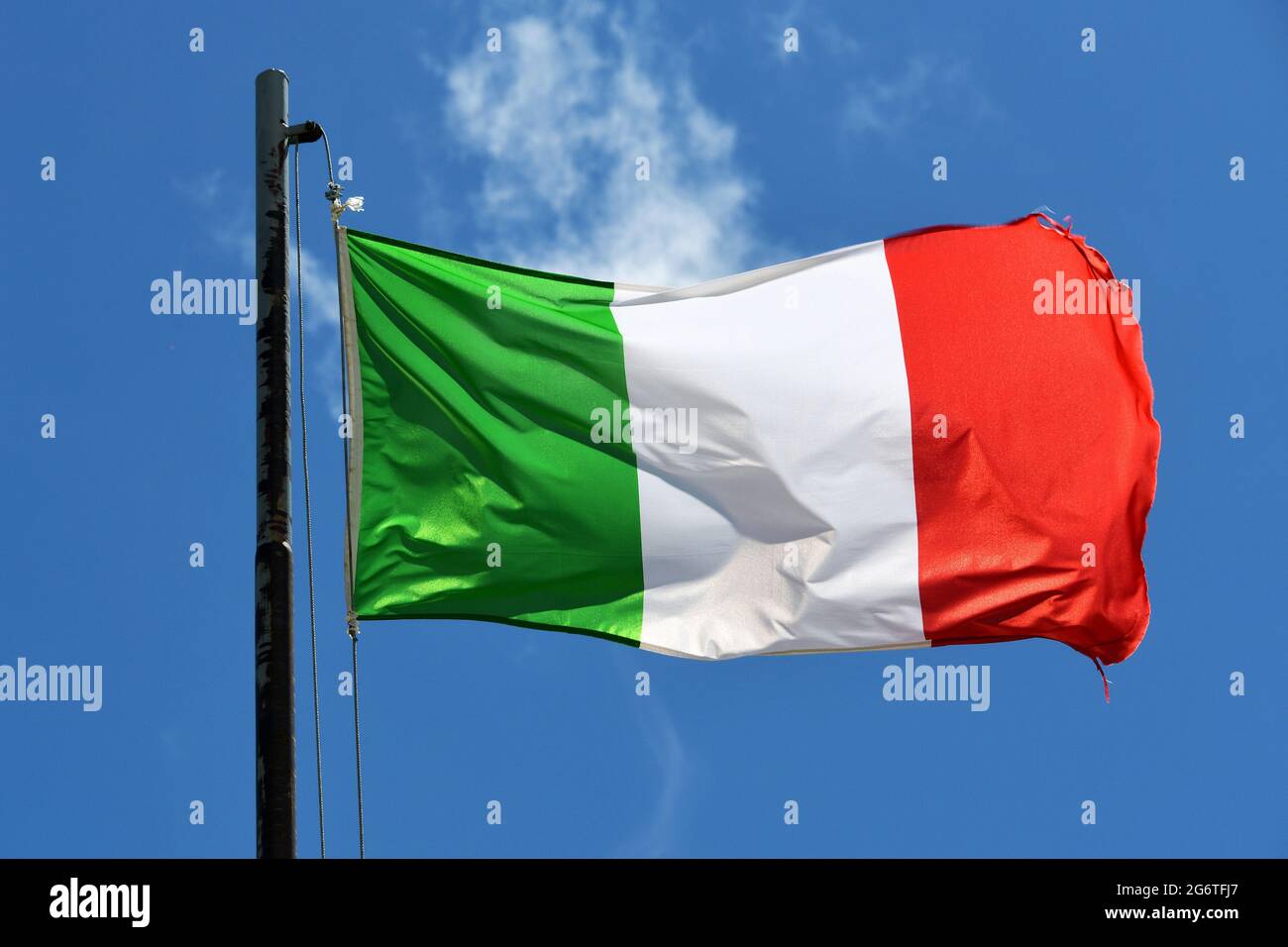 Italienische Fahne auf der Passhšhe des SplŸgenpasses, Provinz Sondrio, Italien Stock Photo