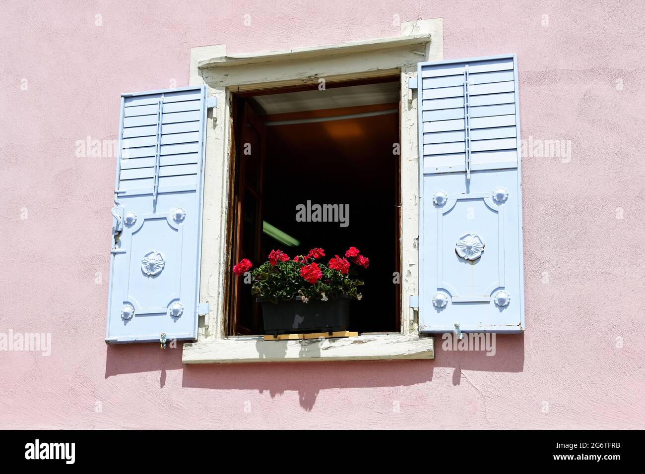 Offenes Fenster mit FensterlŠden und Blumenkasten im Bergdorf Montespluga, auf der SŸdseite des SplŸgenpasses, Provinz Sondrio, Italien Stock Photo