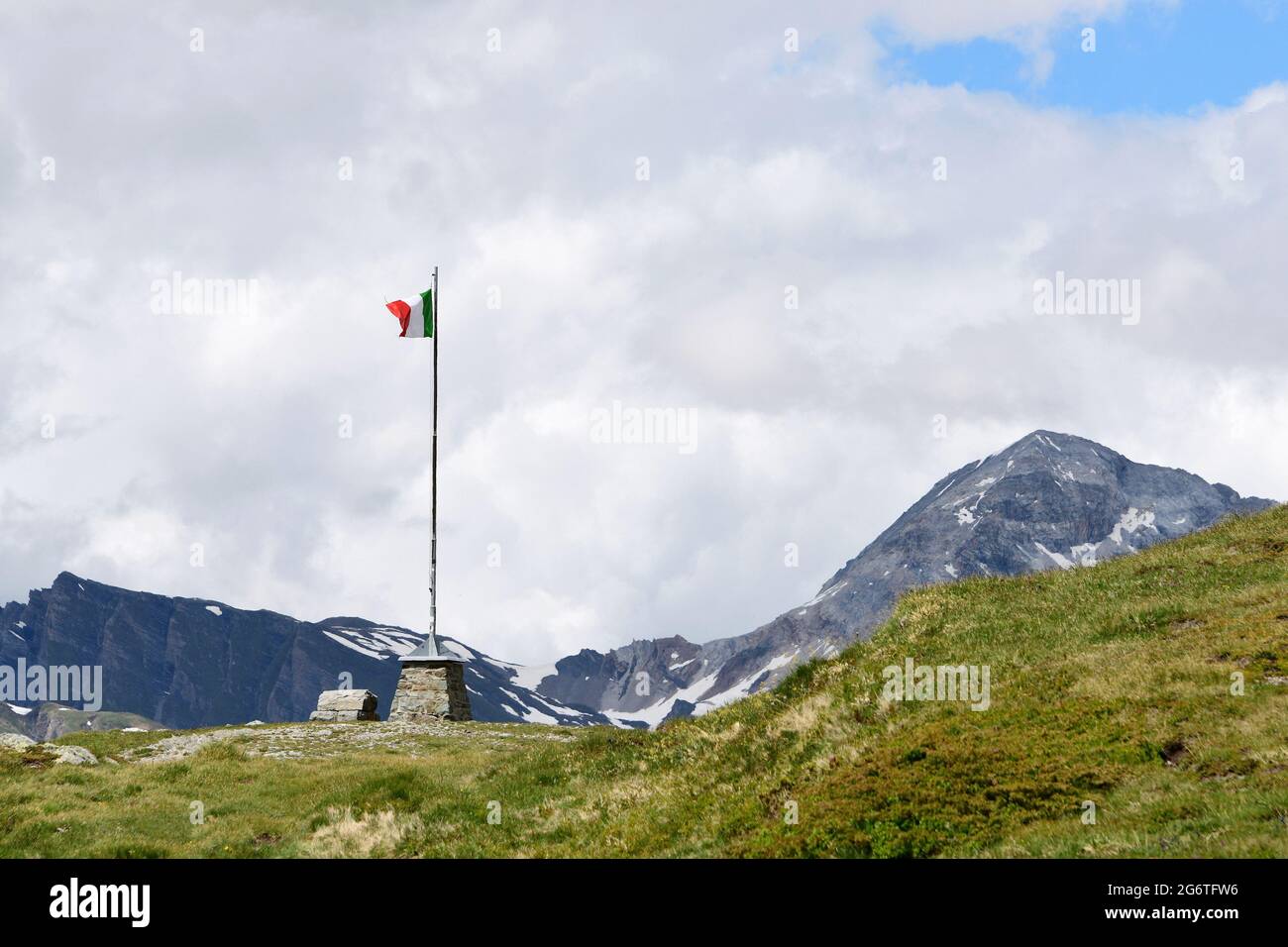 Italienische Fahne auf der Passhšhe des SplŸgenpasses, Provinz Sondrio, Italien Stock Photo