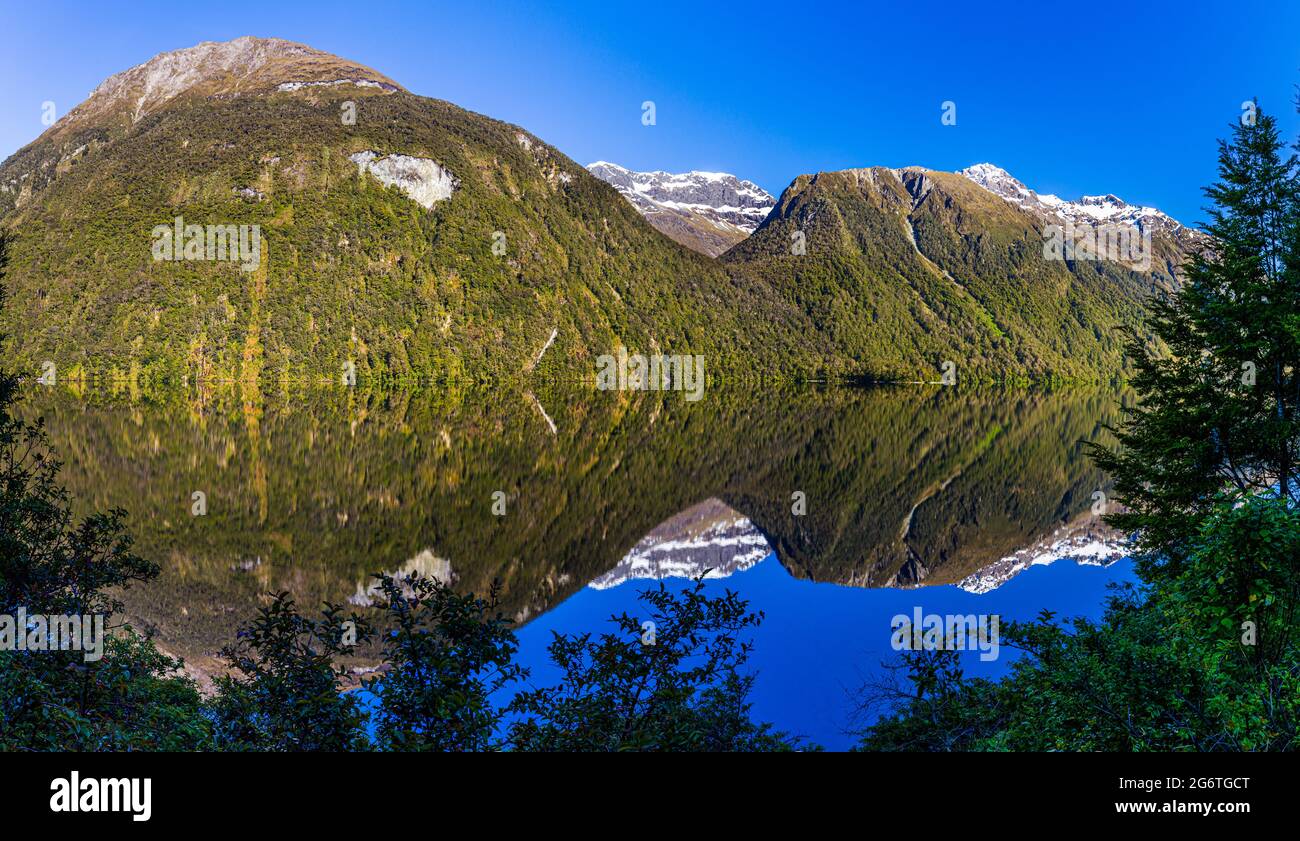 Mountains reflected in Mirror Lake, New Zealand Stock Photo