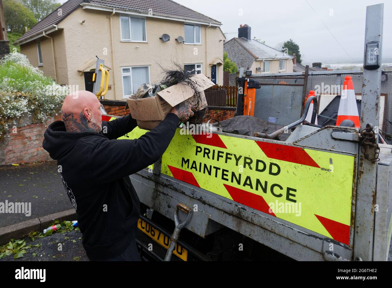 Pictured: Locals and Council workers clean up in Waun-Wen Road in the Mayhill area of Swansea, Wales, UK. Friday 21 May 2021 Re: Gangs of 'yobs' have Stock Photo