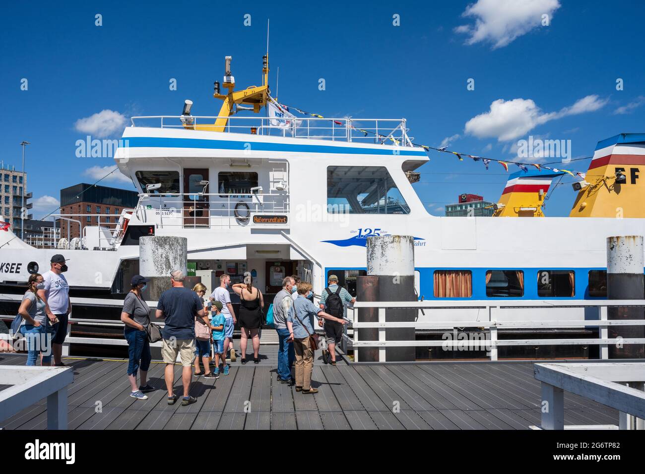 Am Bahnhofskai wird im Sommer eine Hafenrundfahrt für Touristen von der Fördeschiffahrt angeboten Stock Photo
