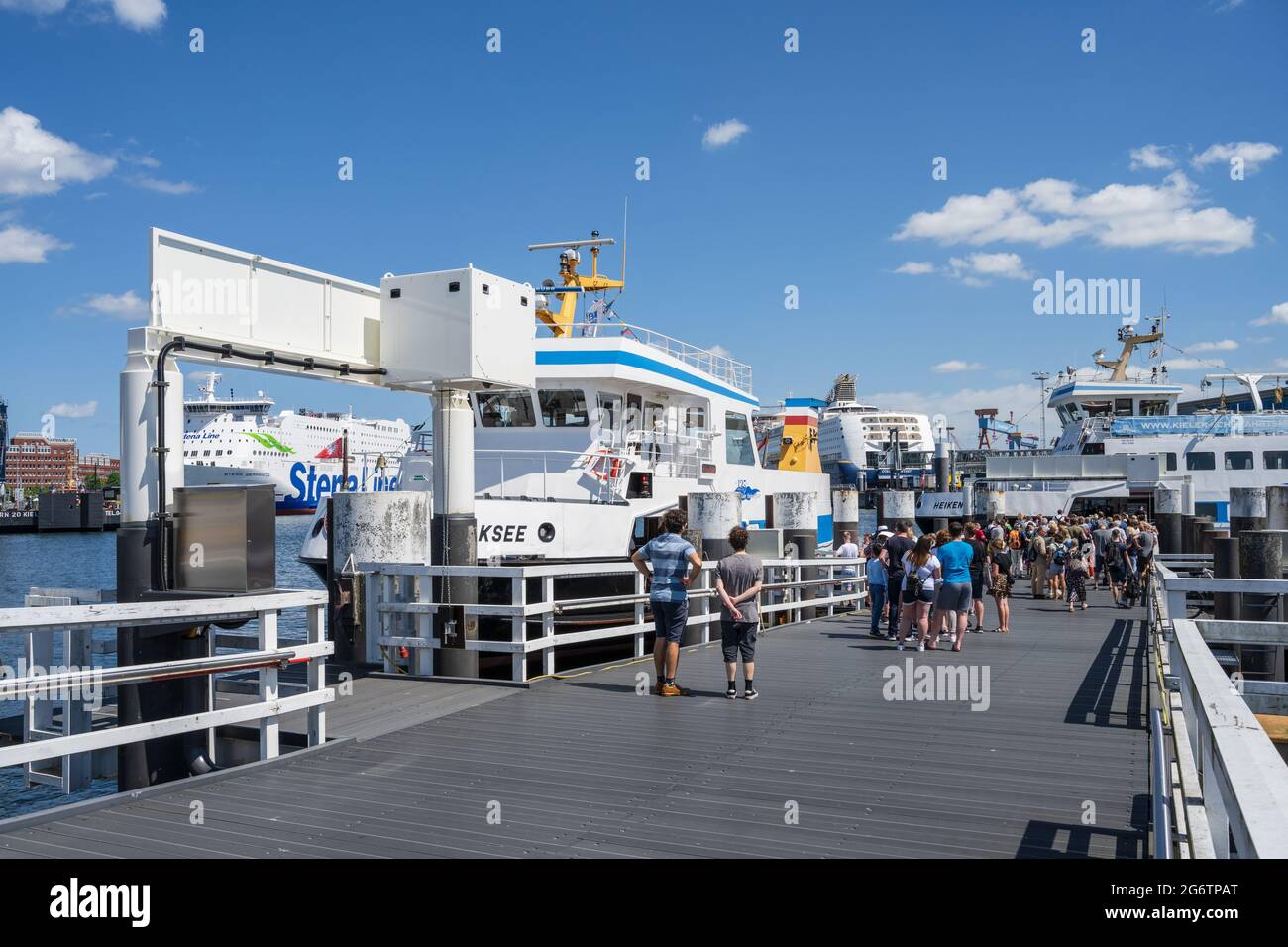 Am Bahnhofskai wird im Sommer eine Hafenrundfahrt für Touristen von der Fördeschiffahrt angeboten Stock Photo