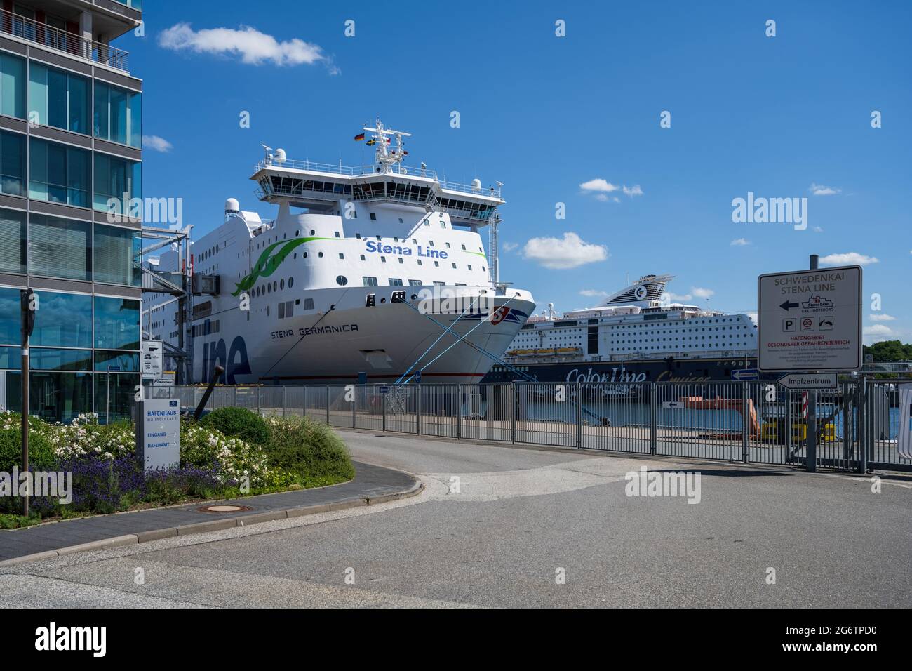 Der Schwedenkai in Kiel mit der Fährverbindung nach Göteborg in Schwden, gegenüber der Oslokai mit einem Schiff der ColorLine Stock Photo
