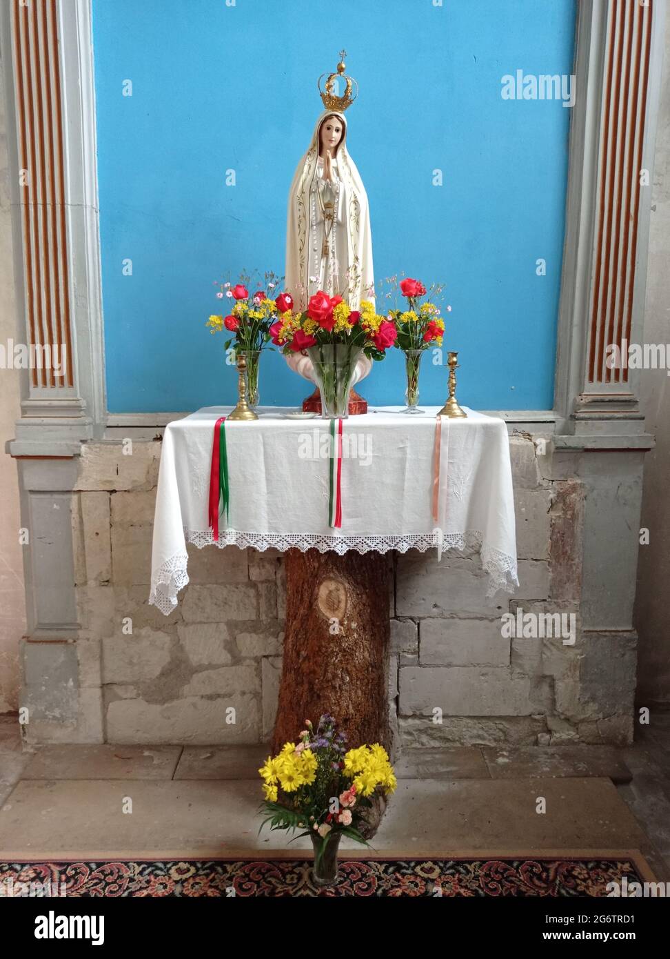 La statue de Sainte Vierge de Fatima à l'église de Saint Florentin, Yonne, France. Stock Photo