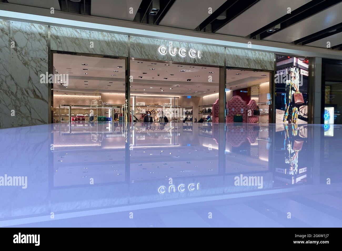 Gucci Store London High Resolution Stock Photography and Images - Alamy