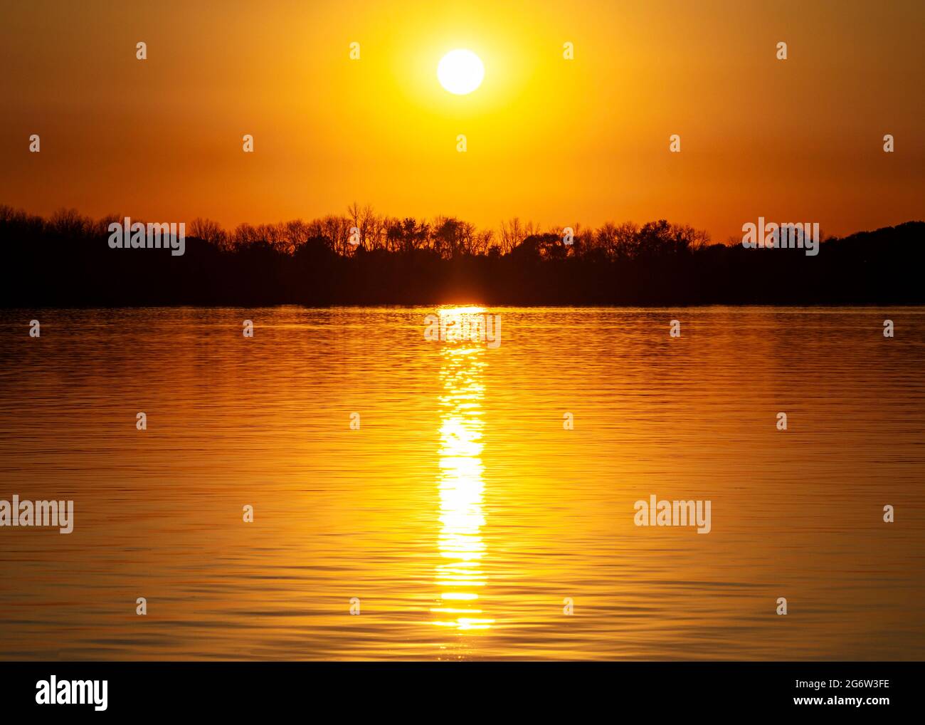 Golden orange yellow setting sunlight hi-res stock photography and ...
