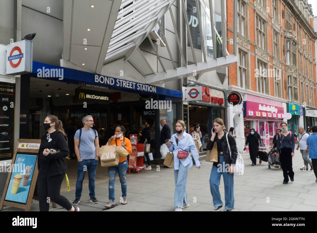 London, UK, 8 July 2021: Shoppers flock to Oxford Street and Bond Street despite rising delta variant coronavirus cases. Footfall is lower than pre-pandemic levels and many shop premises are empty as businesses have either gone bust or taken their retail operations online. Anna Watson/Alamy Live News Stock Photo