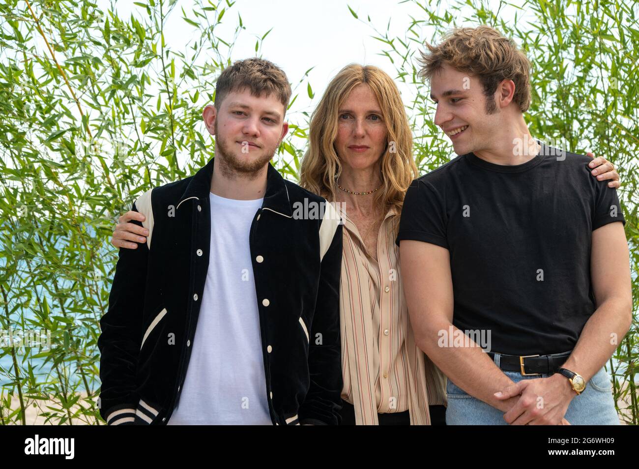 Films Et Séries Tv Avec Cyril Metzger Cannes Film Festival, July 8, 2021L-R : Anthony Bajon, Sandrine Kiberlain and  Cyril Metzger, pose for "Une Jeune Fille Qui Va Bien" photocall during the  74th Cannes Film Festival on July 8,