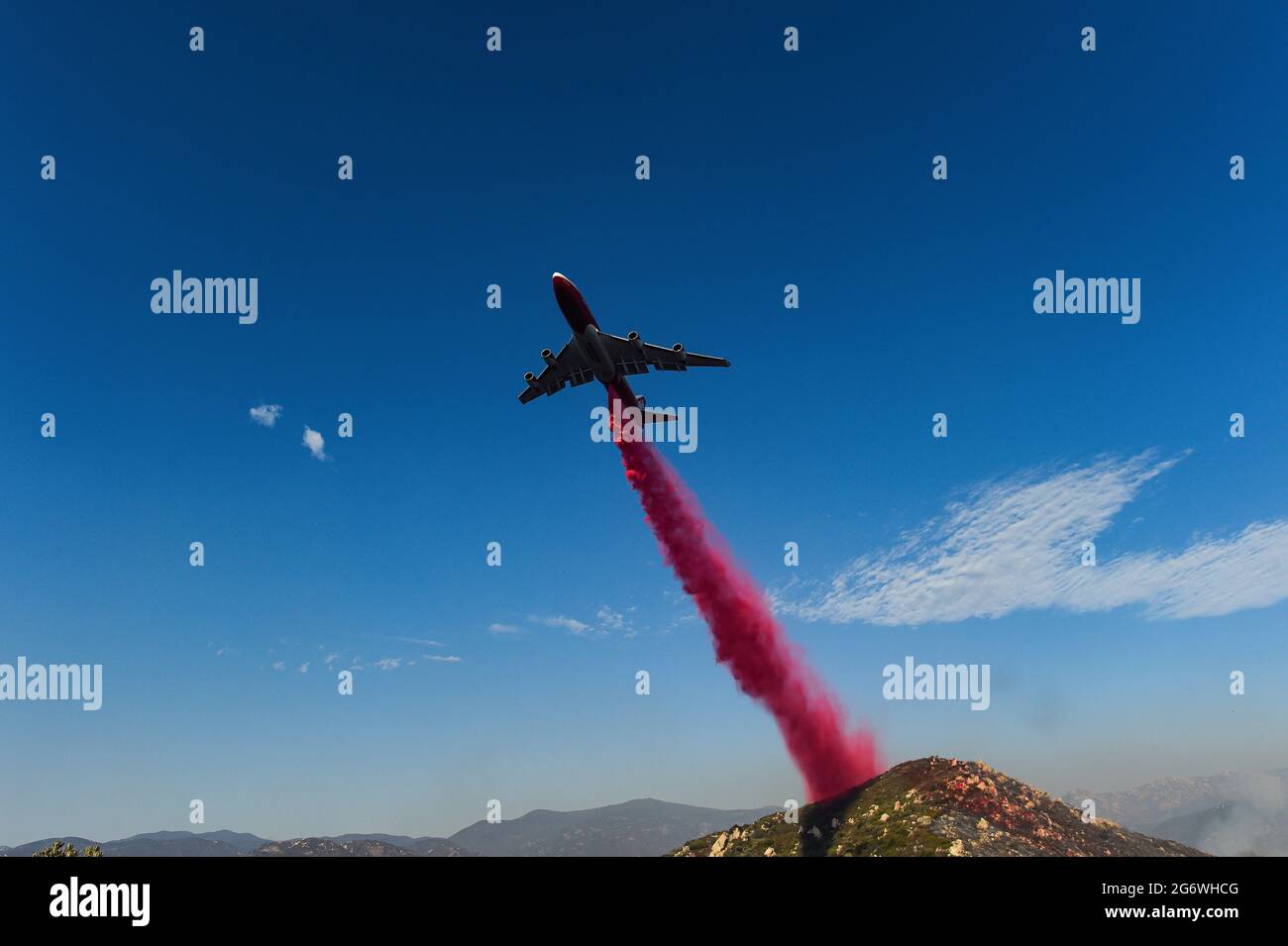 747 drops Phoscheck at Valley Fire Stock Photo