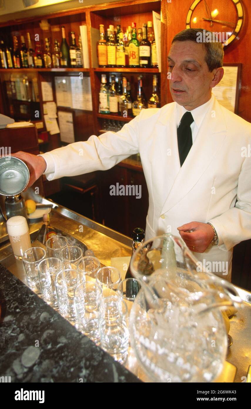 ITALY. VENETIA. VENICE. SAN MARCO. OPENED IN 1931, THE HIS FAMOUS FOR ITS  COCKTAIL BELLINI, CREATED BY THE OWNER, GIUSEPPE CIPRIANI. HERNEST HEMINGWAY  Stock Photo - Alamy