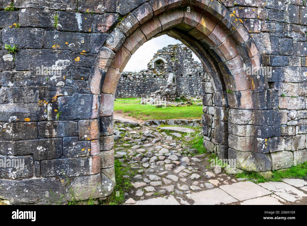 Arched entrance to Doon Castle, a 13th century castle with an 11 sided courtyard, built by Bruce, Earl of Carrick. The castle was originally on an isl Stock Photo