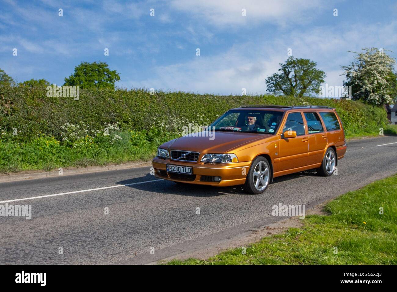 1998 90s nineties classic gold Volvo SE T5 V70 estate 2319cc petrol en-route to Capesthorne Hall classic May car show, Cheshire, UK Stock Photo
