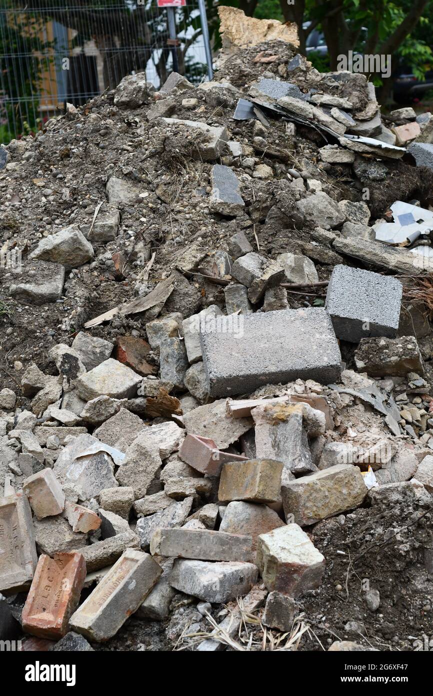 A pile of builders rubbish waiting to be loaded into a skip Stock Photo