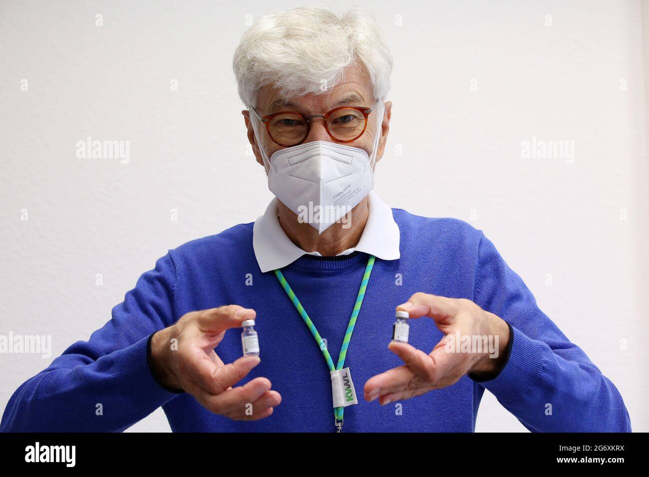 09 July 2021, Siegen: Thomas Gehrke holds the first vaccination doses in his hand, which were inoculated in the vaccination centre of the district of Siegen-Wittgestein. Photo: Rene Traut/dpa Stock Photo