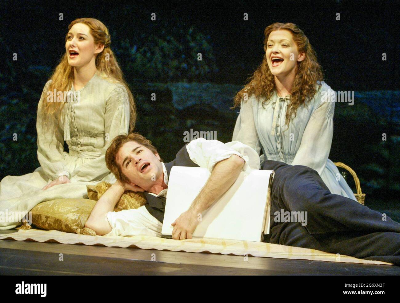 l-r: Jill Paice (Laura Fairlie), Martin Crewes (Walter Hartright), Maria Friedman (Marian Halcombe) in THE WOMAN IN WHITE at the Palace Theatre, London W1  15/09/2004  music: Andrew Lloyd Webber  lyrics: David Zippel  book: Charlotte Jones  based on the novel by Wilkie Collins  design: William Dudley  lighting: Paul Pyant  dance & movement: Wayne McGregor  director: Trevor Nunn Stock Photo