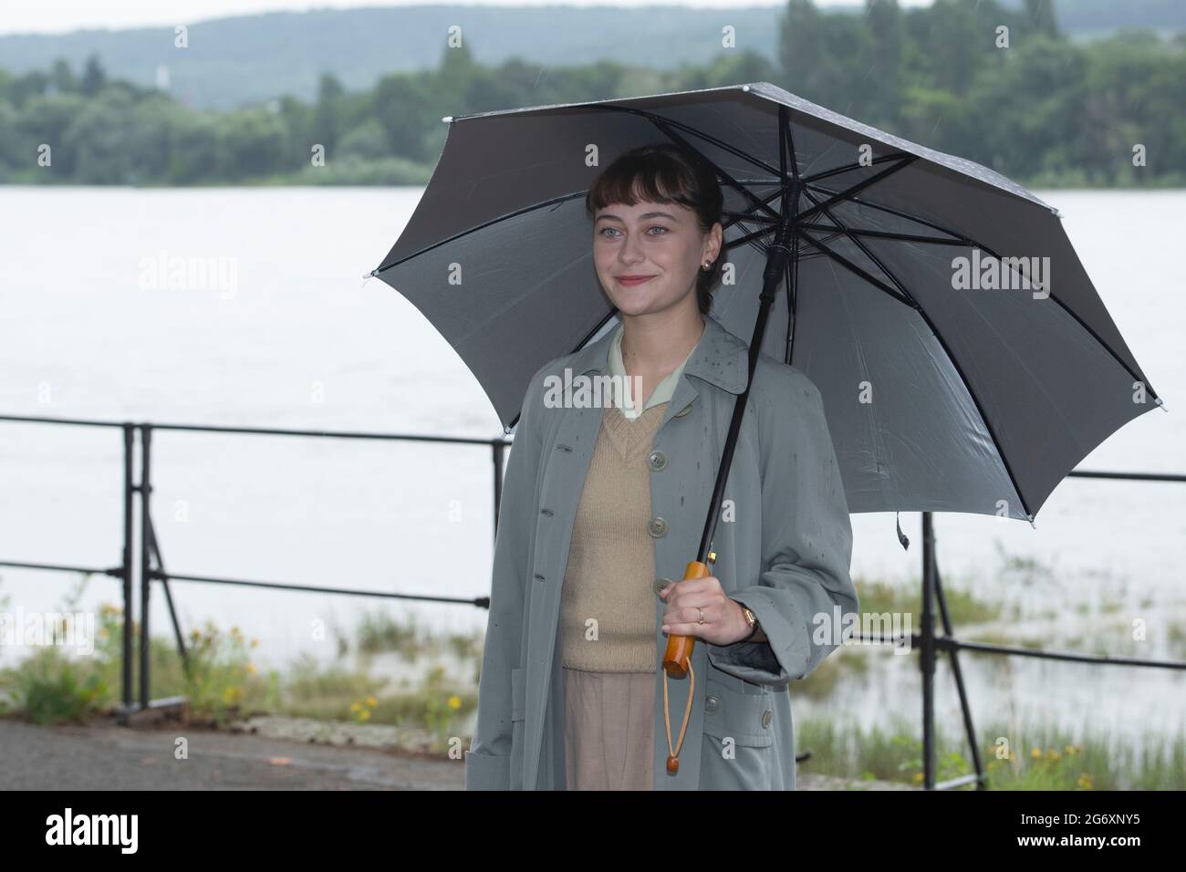 Bonn, Deutschland. 08th July, 2021. Actress Mercedes MUELLER, MÃ ller,  plays the role of Toni, portrait, portrait, cropped single image, single  motif, whole figure, full figure, whole body, shooting for the six-part