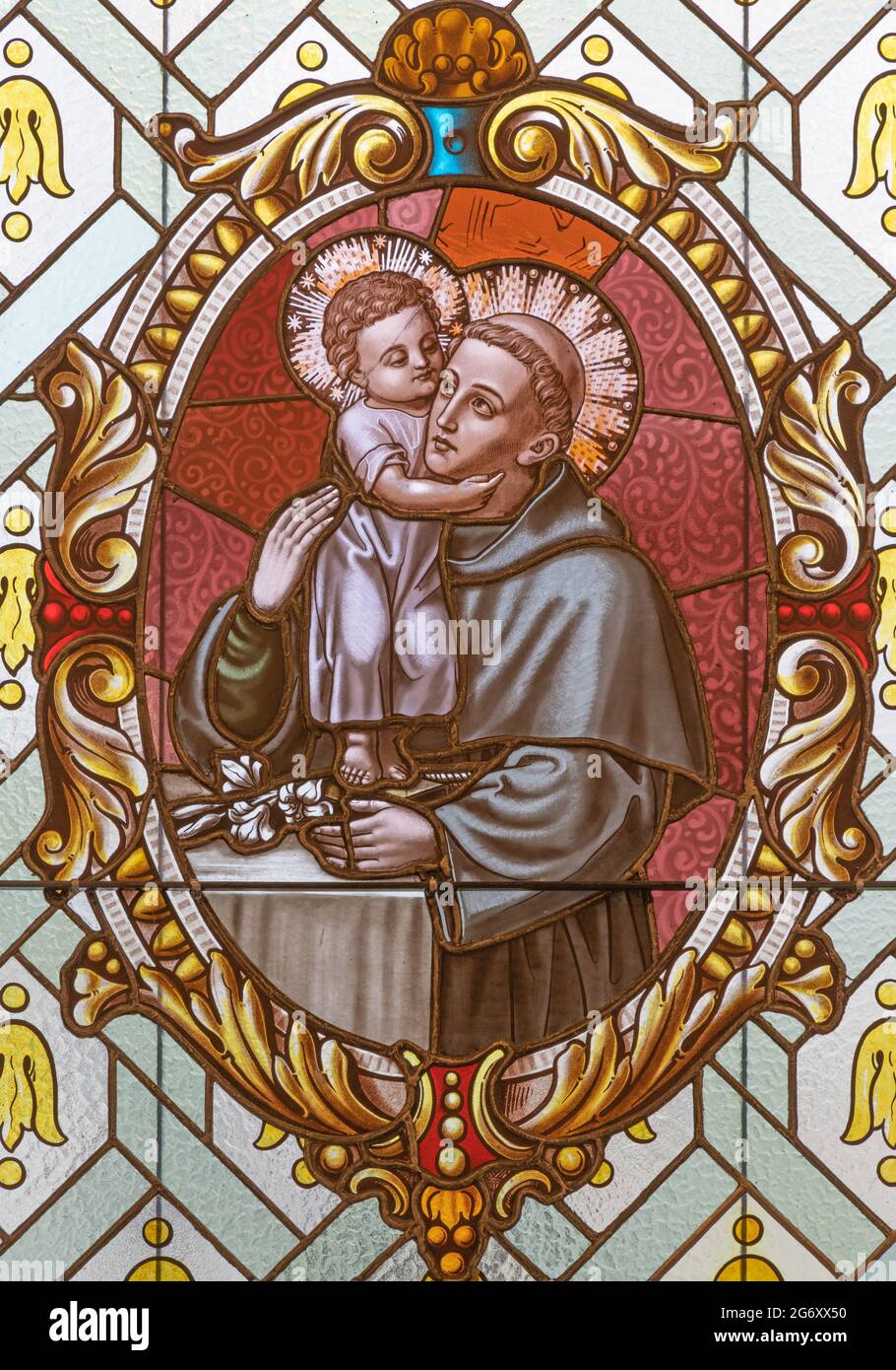 VIENNA, AUSTIRA - JUNI 17, 2021: The  St. Anthony of Padua on the stained glass of church  Alserkirche  by Franz Gotzer from 20. cent. Stock Photo