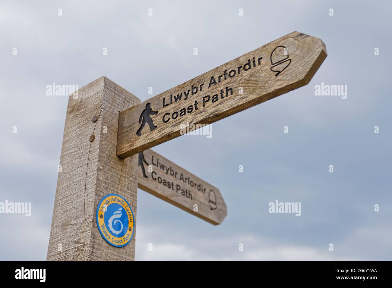 Pictured: A coast path sign. Wednesday 02 June 2021 Re:  The village of Cwm-yr-Eglwys where most of the houses are holiday homes, has very few permane Stock Photo