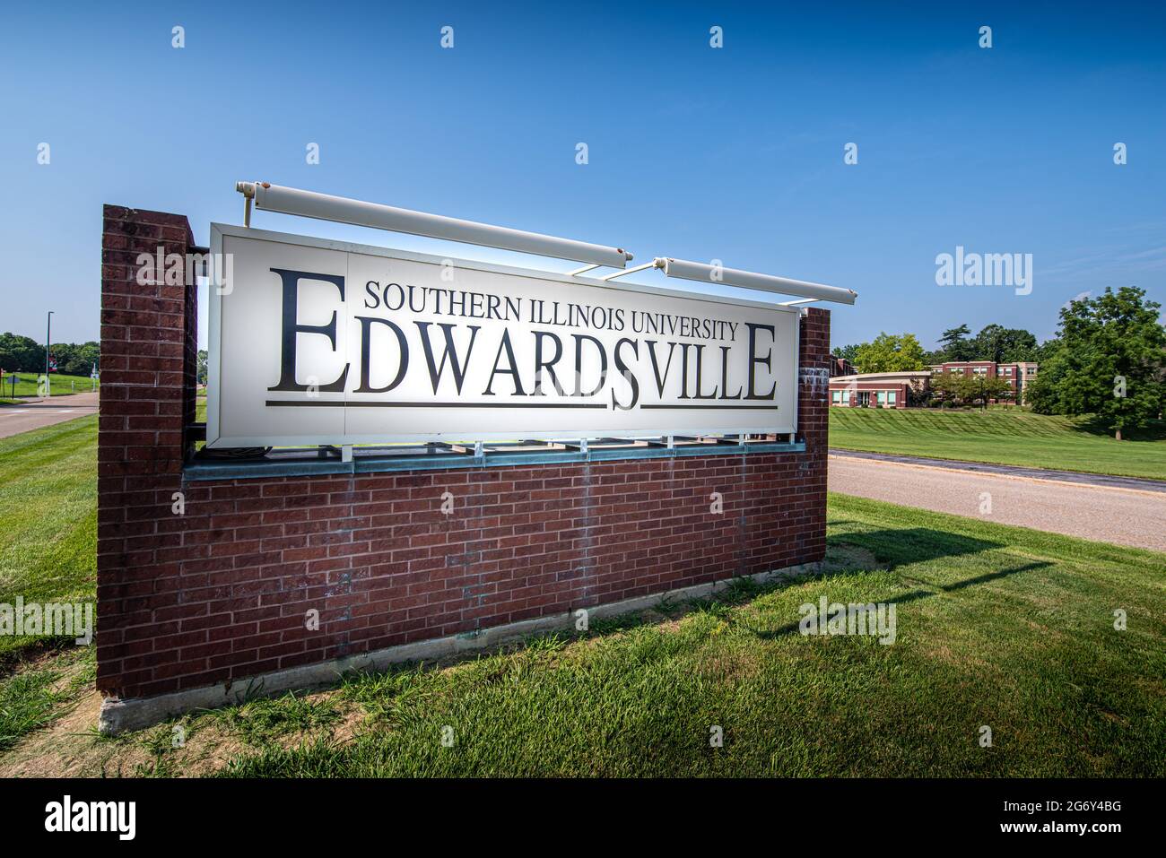 Edwardsville, IL—July 7, 2021; Brick sign alongside road with campus buildings in background identifies location of Southern Illinois University Edwar Stock Photo