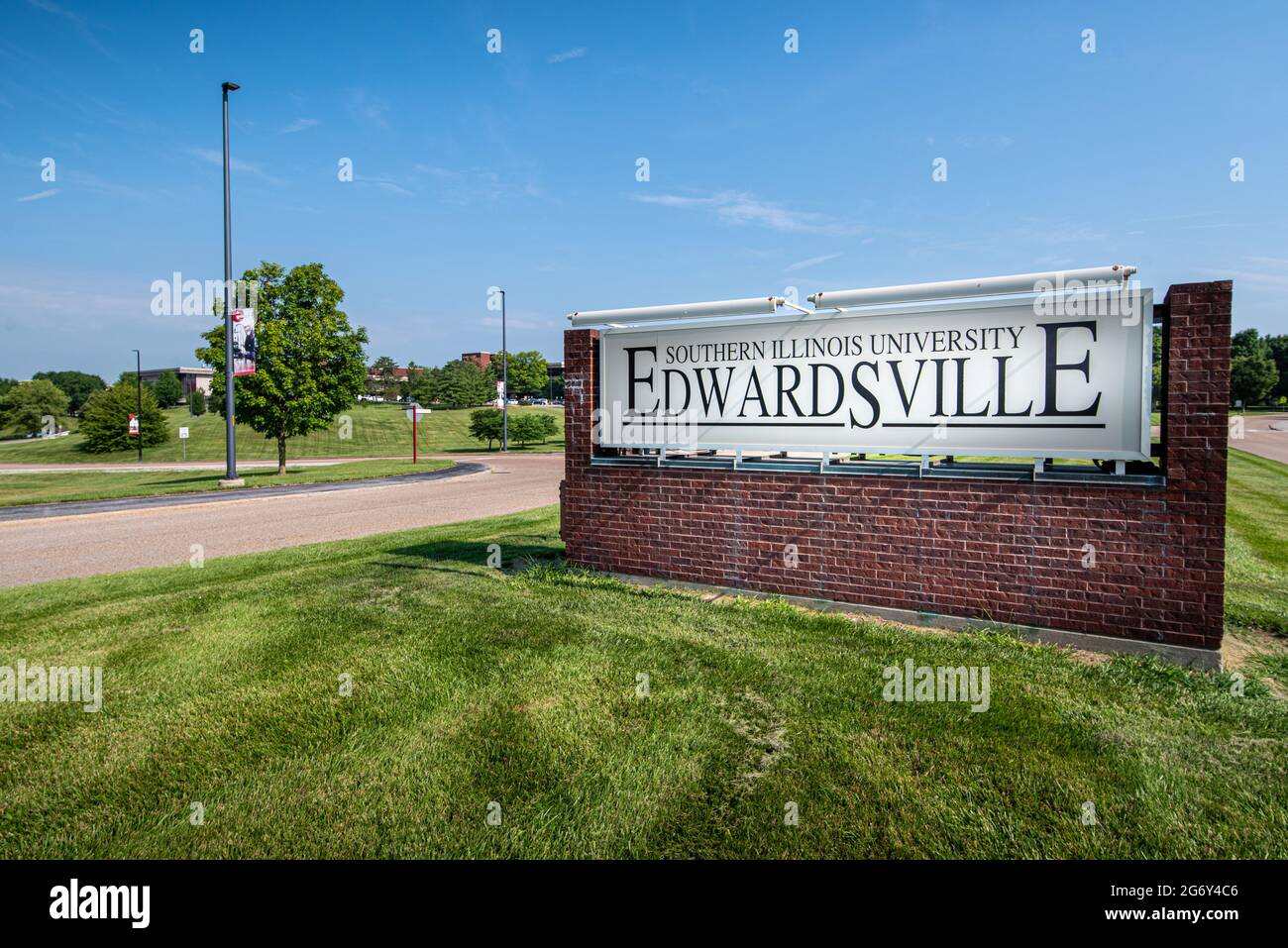 Edwardsville, IL—July 7, 2021; Brick sign alongside road with campus buildings in background identifies location of Southern Illinois University Edwar Stock Photo