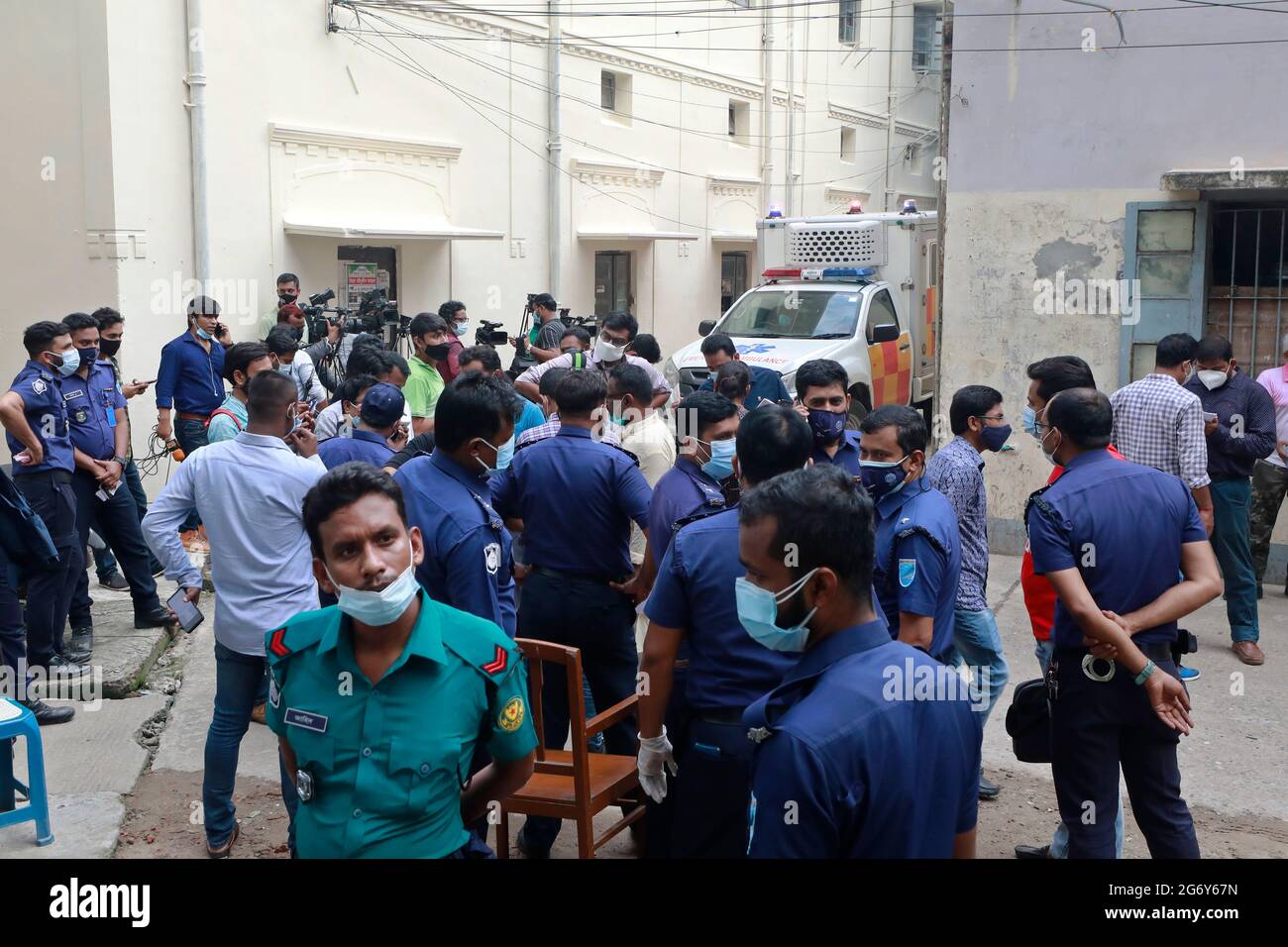 Narayanganj, Bangladesh - August 05, 2020: Fire service personnel brought the bodies of the unfortunate workers rescued from the burnt Hashem Foods fa Stock Photo
