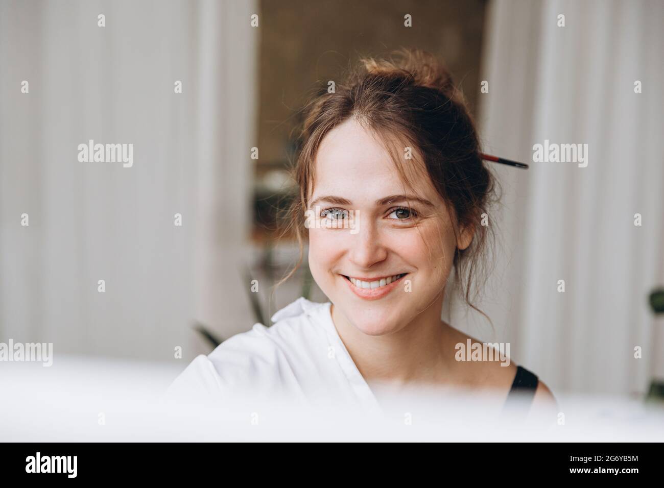 Female smiling drawing palette hi-res stock photography and images - Alamy