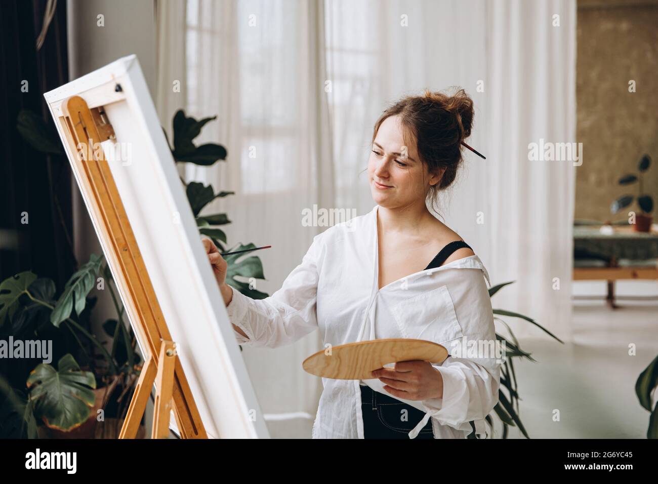 Painting brush palette easel hi-res stock photography and images - Alamy