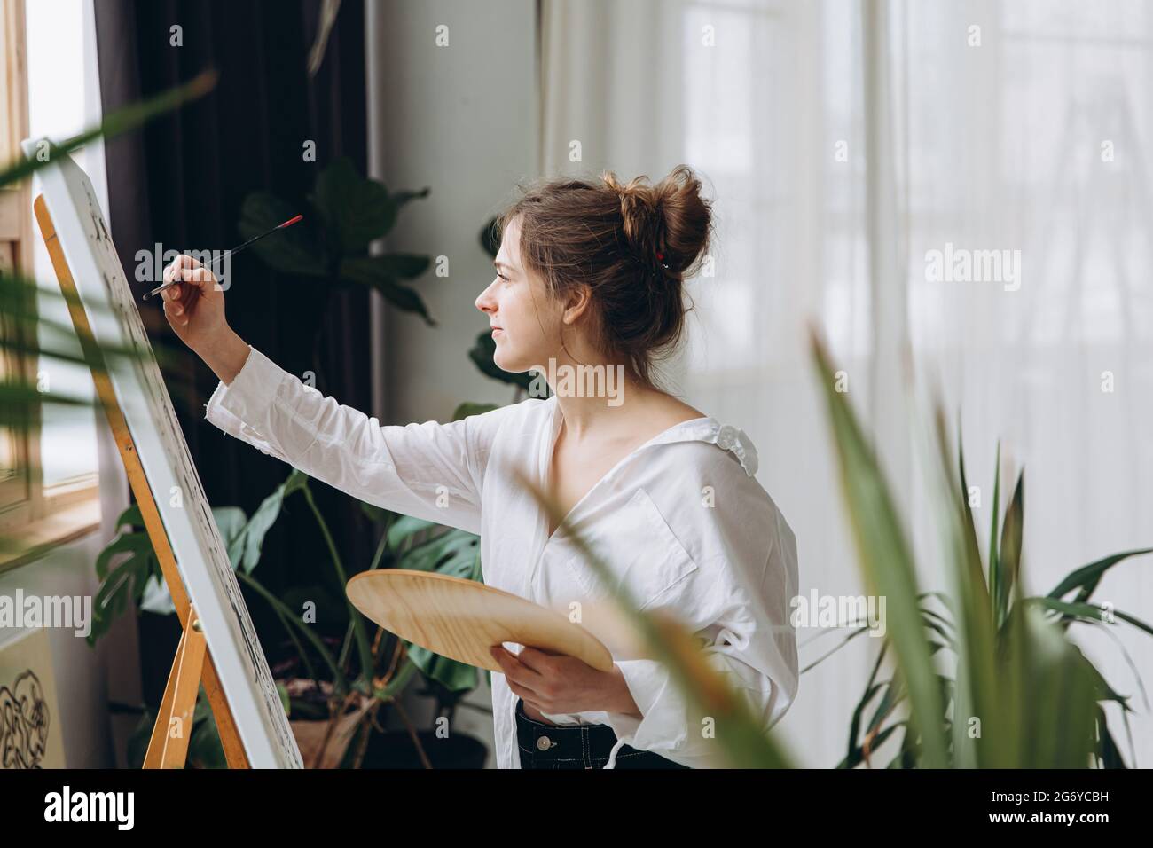 Young artist painting hi-res stock photography and images - Alamy