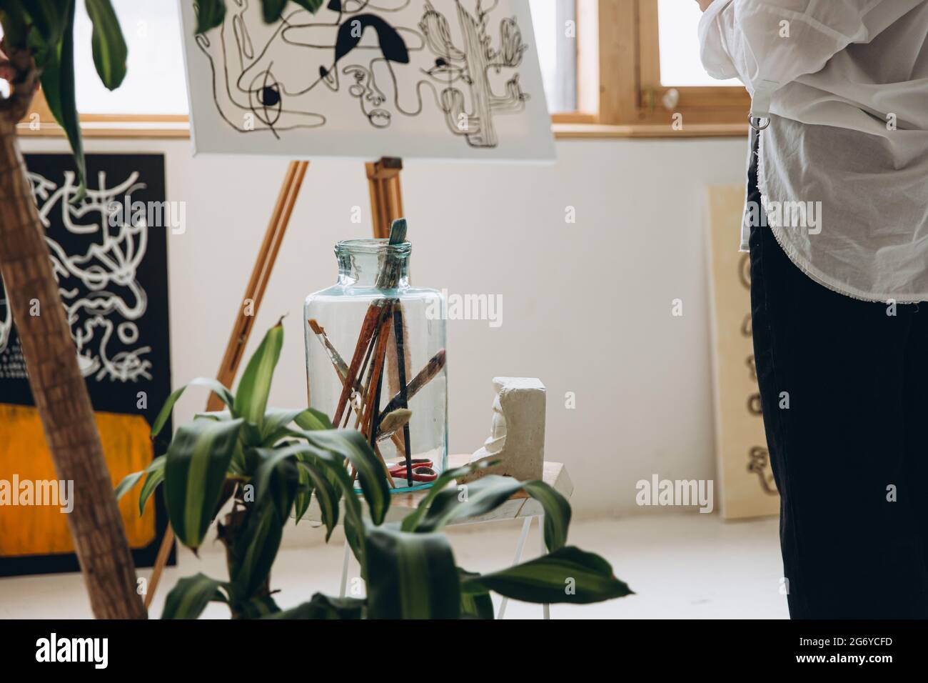Woman painting at easel hi-res stock photography and images - Alamy