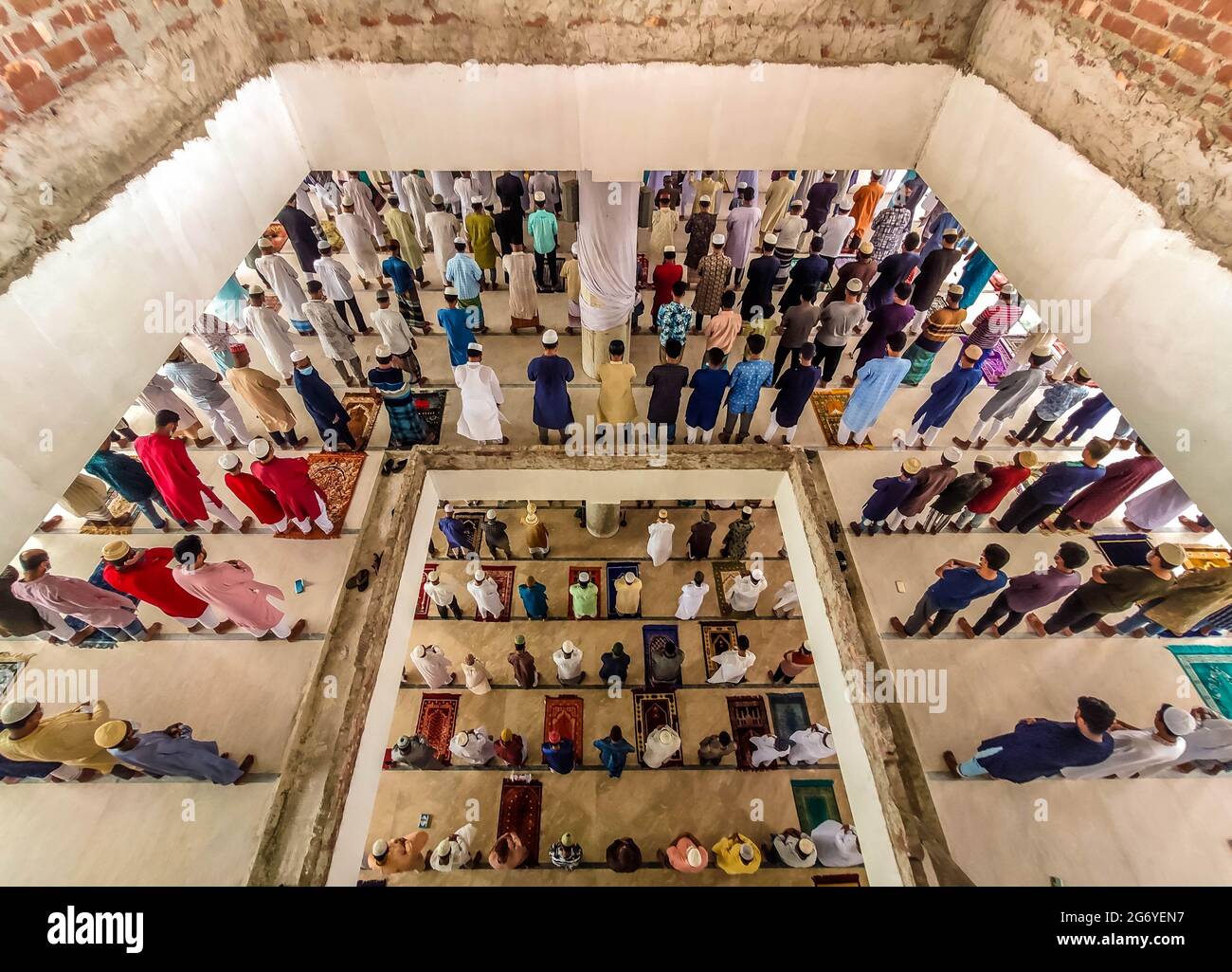 July 9, 2021, Barishal, Bangladesh: Muslims perform Friday prayers without maintaining any kind of social distance at a Mosque where the country is under a lockdown to contain the second wave of the COVID-19 pandemic in Barishal city, Bangladesh. (Credit Image: © Mustasinur Rahman Alvi/ZUMA Wire) Stock Photo