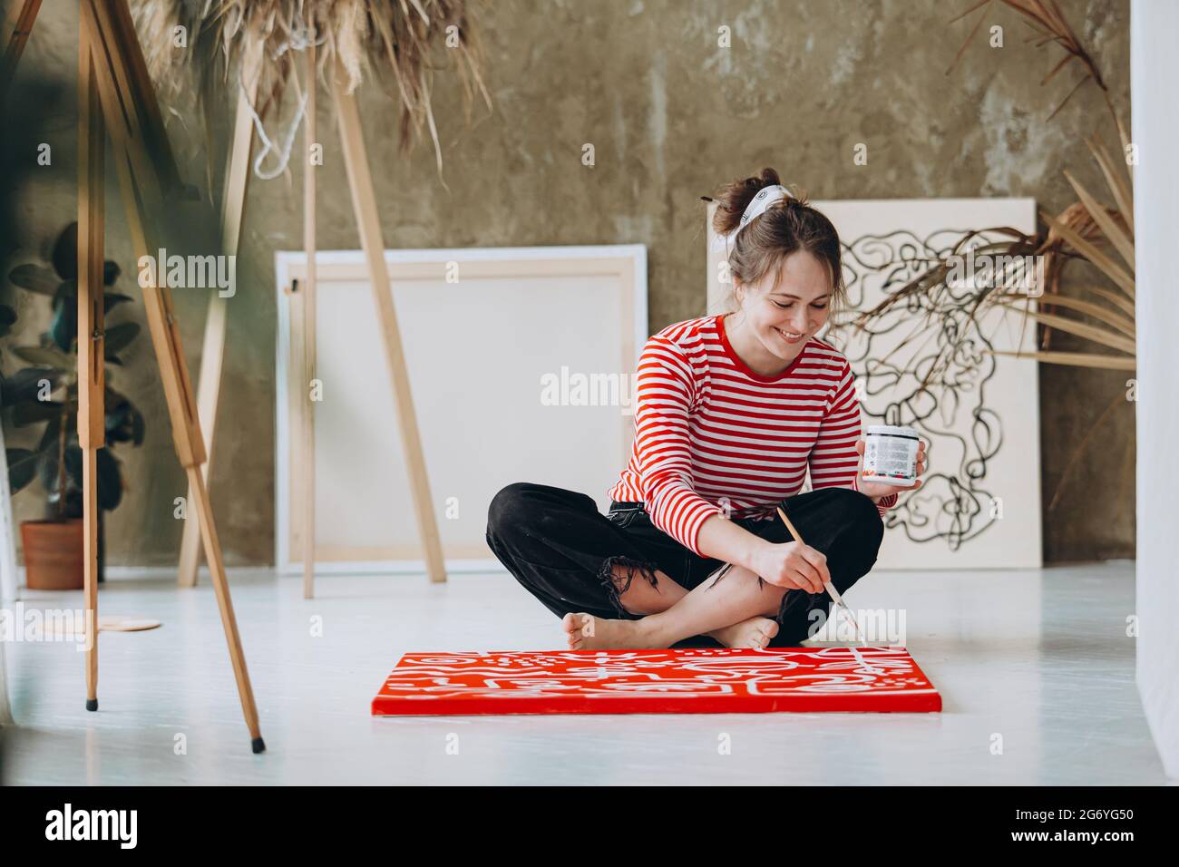 Smiling artist paint palette hi-res stock photography and images - Alamy