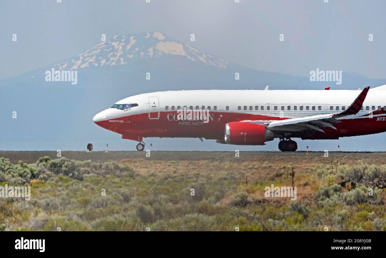 A 737 Air Tanker prepares to take off from the Redmond, Oregon Fire Base in  blistering heat to help fight a forest fire near Prineville, Oregon in th Stock Photo