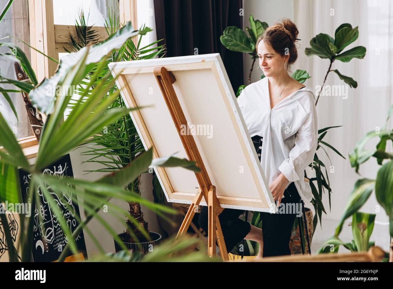 Paint studio easel hi-res stock photography and images - Alamy