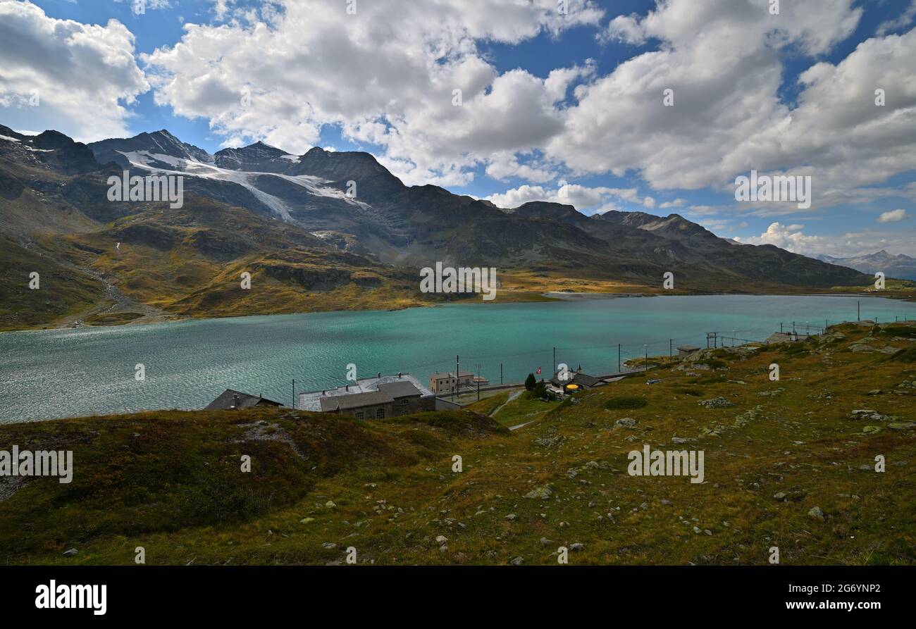 Blick über den Lago Bianco auf Piz Cambrena und Munt Pers Stock Photo