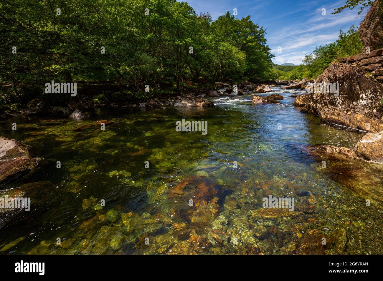 The clear waters of the Glaslyn River flowing through the Aberglaslyn Pass in the Snowdonia National Park, North Wales Stock Photo