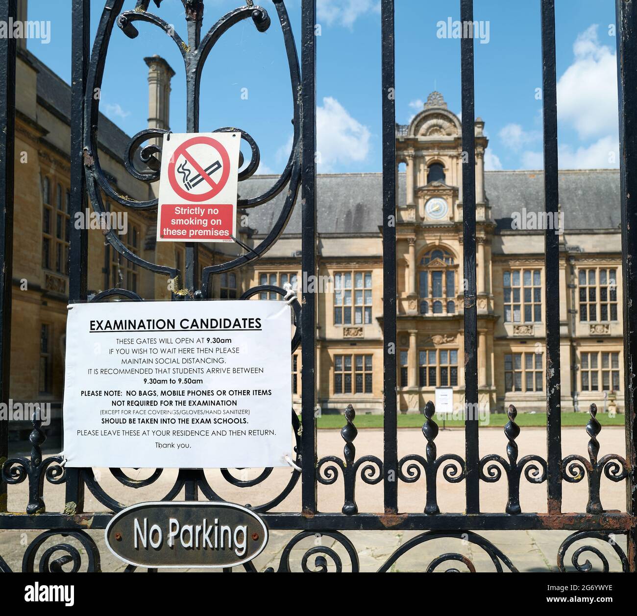 Notice to examination candidates about social distancing at the locked gates of the Examinations Schools,  university of Oxford, England, June 2021. Stock Photo