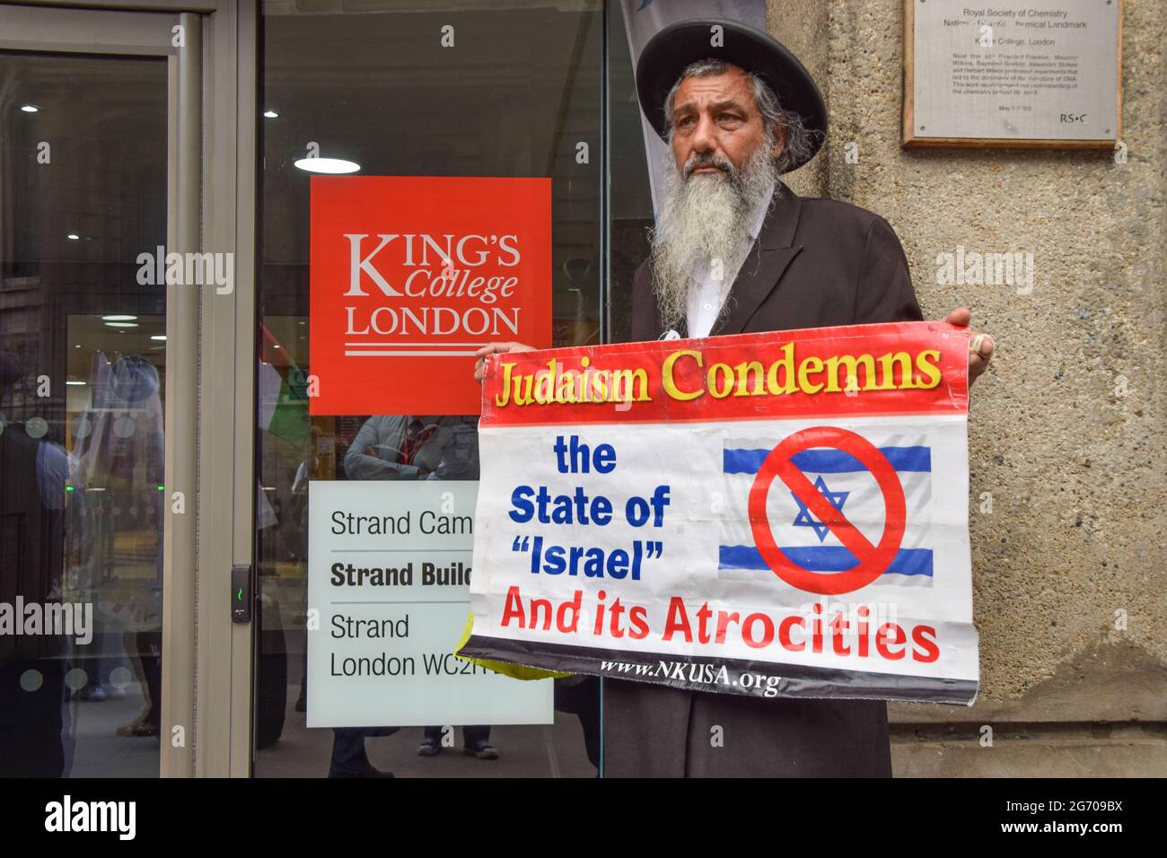London, UK. 9th July 2021. An anti-Zionist Jewish demonstrator outside King's College London during the Student Protest For Palestine. Demonstrators marched to various universities in central London demanding they divest from 'all companies complicit in Israeli violations of international law' and that they sever 'all links with complicit Israeli institutions'.  (Credit: Vuk Valcic / Alamy Live News) Stock Photo